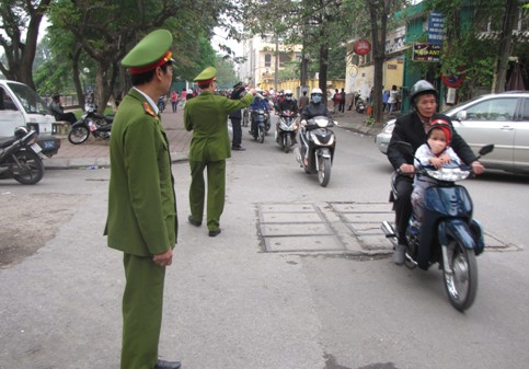 “Cắm chốt” trước cổng trường để giải tỏa điểm nóng 1