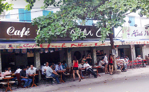 Cà phê khoe ngực, khoe đùi ở Sài Gòn 1