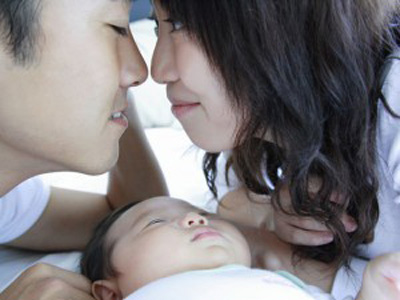 Khi trẻ thấy bố mẹ 'đ&oacute;ng phim sex' 1