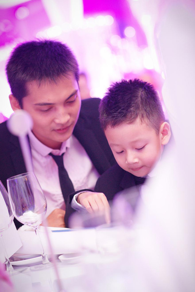 Bố dượng âu yếm Bảo Nam trong tiệc cưới 2