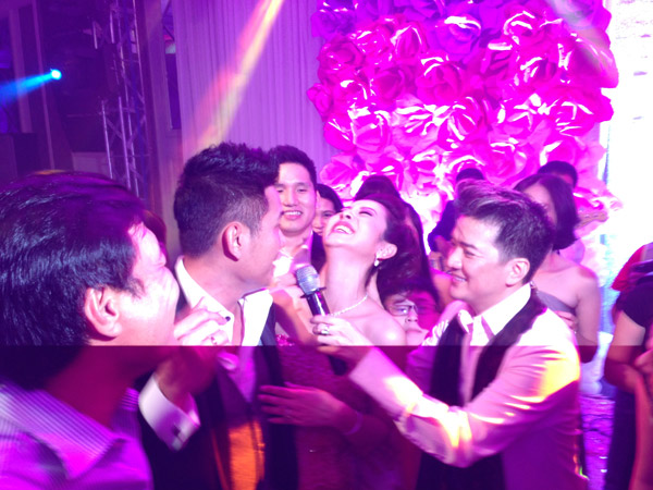 Bố chồng Jennifer nhầm tên con trai trong lễ cưới 2 Bố chồng Jennifer nhầm tên con trai trong lễ cưới 2
