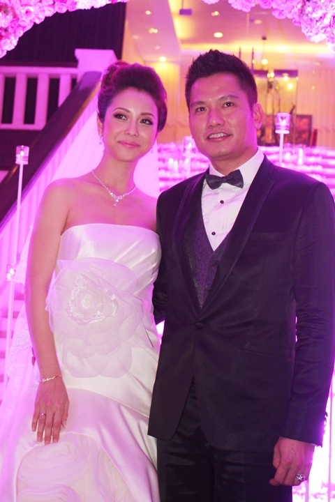 Jennifer Phạm hôn chú rể tại tiệc cưới 1