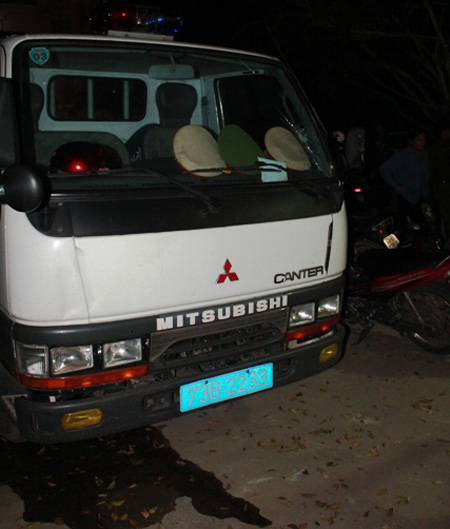 Xe CSGT bị tấn c&ocirc;ng 1