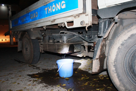 Xe CSGT bị tấn c&ocirc;ng 2