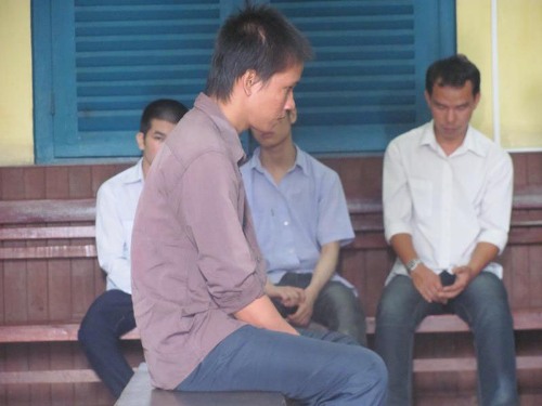 Chồng d&ugrave;ng b&uacute;a đinh g&otilde; đầu vợ 1