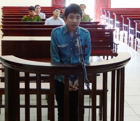 Rủ b&eacute; g&aacute;i 6 tuổi l&ecirc;n đồi h&aacute;i sim rồi giở tr&ograve; đồi bại 1