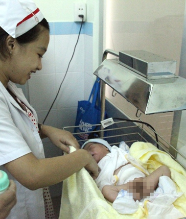 Người mẹ vứt con mới đẻ v&agrave;o th&ugrave;ng r&aacute;c tho&aacute;t tội 1