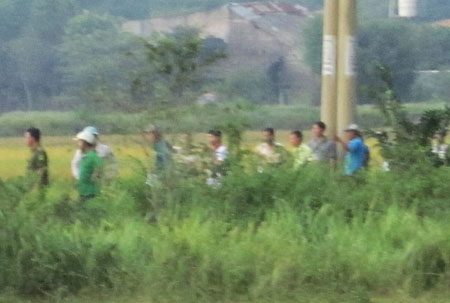Một phụ nữ bị tr&oacute;i, chết ch&aacute;y đen dưới mương nước 1