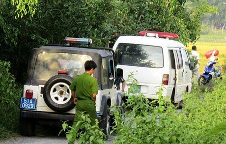 Một phụ nữ bị tr&oacute;i, chết ch&aacute;y đen dưới mương nước 2