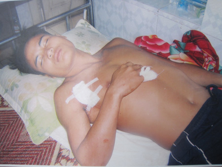 Bị người lạ x&ocirc;ng v&agrave;o nh&agrave; ch&eacute;m 1