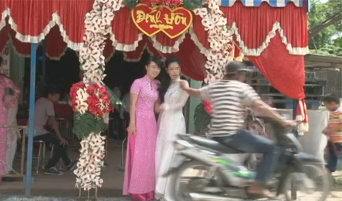 Cướp dây chuyền cô dâu tại đám cưới 2