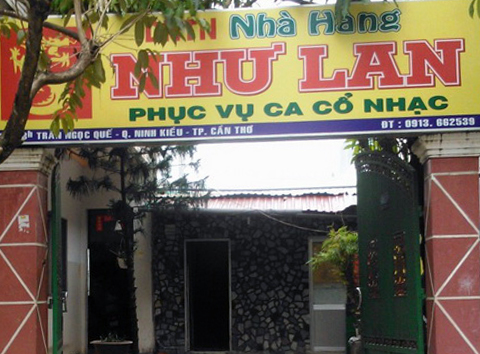 Nữ tiếp vi&ecirc;n khỏa th&acirc;n h&aacute;t ca cổ với kh&aacute;ch 2