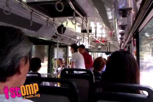 X&ocirc; cụ gi&agrave; ng&atilde; khỏi xe bus, nam thanh ni&ecirc;n bị "n&eacute;m đ&aacute;" 1