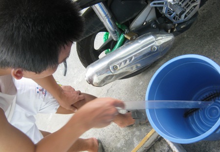 Rết khổng lồ b&ograve; v&agrave;o chỗ ngủ  3