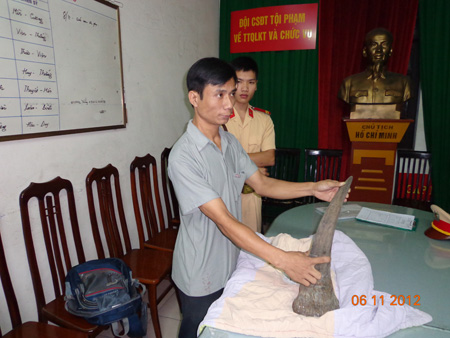 Bắt đối tượng nghi vận chuyển sừng t&ecirc; gi&aacute;c 1