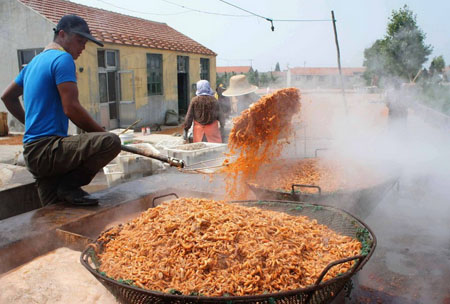 Kinh hãi công nghệ nhuộm màu tôm khô 3