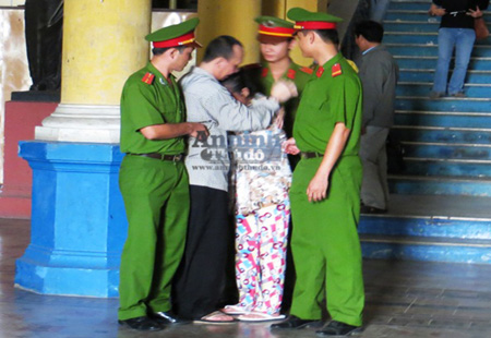 Kinh ho&agrave;ng cặp vợ chồng chặt x&aacute;c chủ nh&agrave; vứt xuống s&ocirc;ng 3