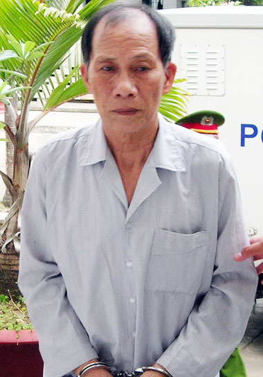 Dọa yểm b&ugrave;a, cụ &ocirc;ng 2 lần l&agrave;m b&eacute; g&aacute;i mang bầu 1