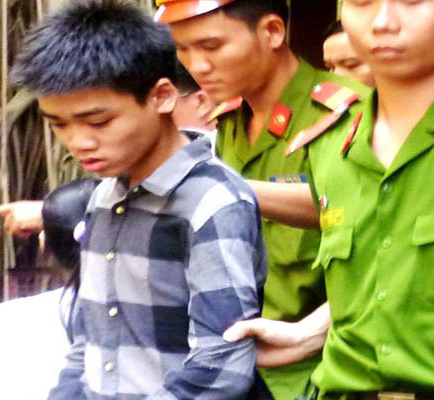 Bị hiếp dâm vì say rượu rồi ngủ hớ hênh trước hiên nhà 1