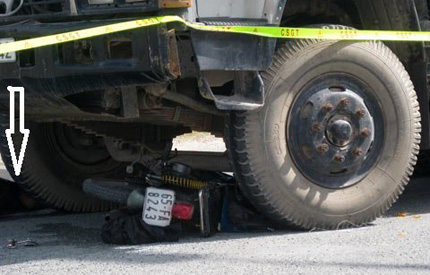 T&agrave;i xế bỏ chạy, mặc nạn nh&acirc;n k&ecirc;u cứu dưới gầm xe tải 1