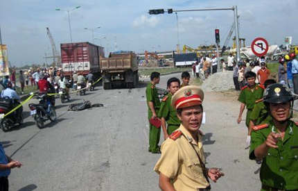 T&agrave;i xế bỏ chạy, mặc nạn nh&acirc;n k&ecirc;u cứu dưới gầm xe tải 2