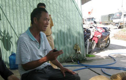 T&agrave;i xế bỏ chạy, mặc nạn nh&acirc;n k&ecirc;u cứu dưới gầm xe tải 3