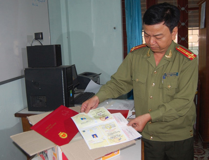 Triệt ph&aacute; đường d&acirc;y lớn l&agrave;m bằng giả  2