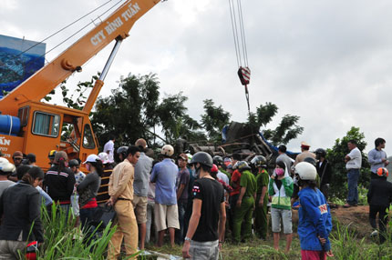 Kinh ho&agrave;ng xe tải lao v&agrave;o qu&aacute;n nước  3