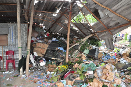 Kinh ho&agrave;ng xe tải lao v&agrave;o qu&aacute;n nước  4