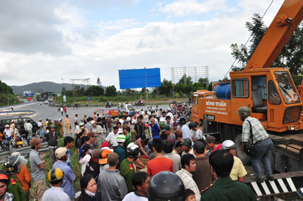 Kinh ho&agrave;ng xe tải lao v&agrave;o qu&aacute;n nước  6