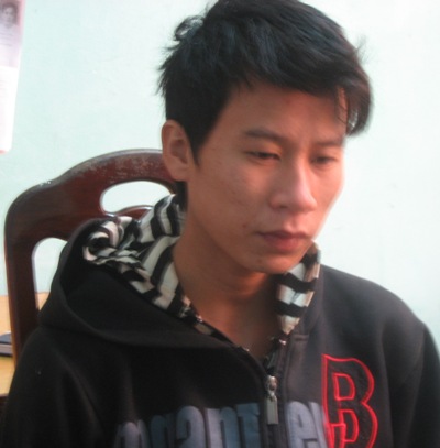 Lạc giữa rừng, thiếu nữ xinh đẹp bị bắt c&oacute;c 1