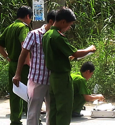 Một người đ&agrave;n &ocirc;ng gục chết bất thường b&ecirc;n vỉa h&egrave; 2