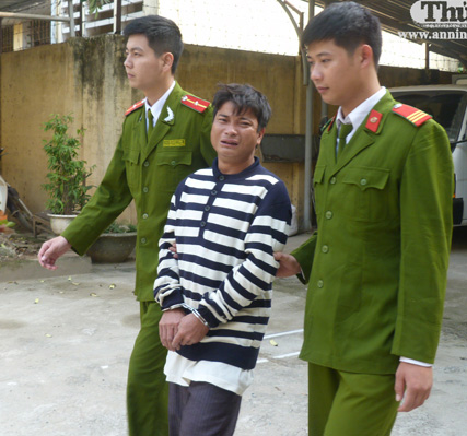 Mếu máo khi bị bắt vì hiếp dâm bé 7 tuổi 1