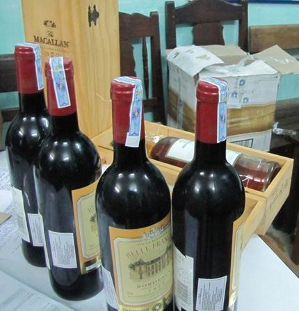 Ph&aacute;t hiện h&agrave;ng trăm chai rượu ngoại giả 1