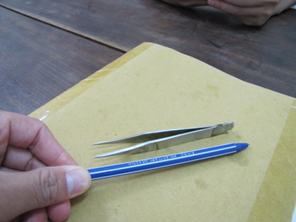 Nam thanh ni&ecirc;n nuốt kẹp sắt d&agrave;i 12 cm  2