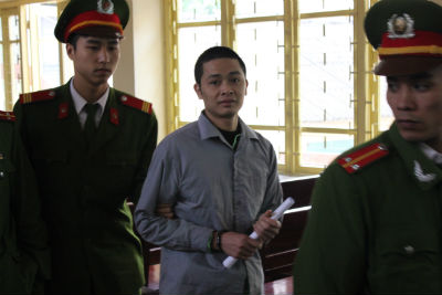 Đang "m&acirc;y mưa" với bồ th&igrave; bị bắt tại trận 1
