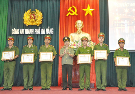 Khen thưởng bốn cảnh s&aacute;t ma t&uacute;y bắt cướp 1