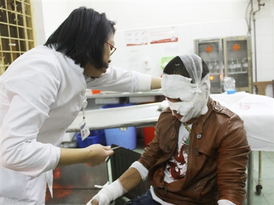 Hung thủ bị bỏng nặng khi đem xăng đi đốt người kh&aacute;c 1