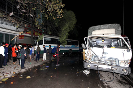 &Ocirc; t&ocirc;, xe m&aacute;y đ&acirc;m nhau li&ecirc;n ho&agrave;n  1