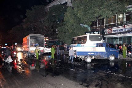 &Ocirc; t&ocirc;, xe m&aacute;y đ&acirc;m nhau li&ecirc;n ho&agrave;n  2