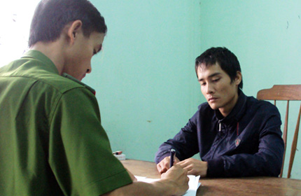 Mượn tiền kh&ocirc;ng được, ch&aacute;u hại d&igrave; ruột dấu x&aacute;c xuống hầm 1