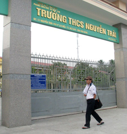 Cảm phục nghị lực cậu học tr&ograve; viết chữ bằng ch&acirc;n 1