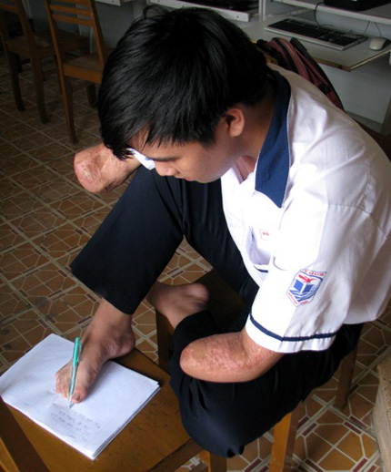 Cảm phục nghị lực cậu học tr&ograve; viết chữ bằng ch&acirc;n 3