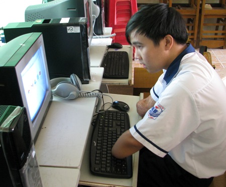 Cảm phục nghị lực cậu học tr&ograve; viết chữ bằng ch&acirc;n 4