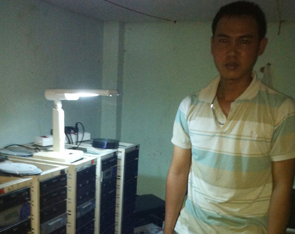 Thu&ecirc; ph&ograve;ng trọ in h&agrave;ng ngh&igrave;n đĩa sex 1