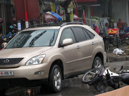 Phạt 5 năm t&ugrave; nếu mở cửa &ocirc; t&ocirc; g&acirc;y tai nạn 2