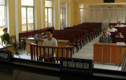 G&atilde; chồng bạc &aacute;c v&iacute; vợ như &lsquo;g&aacute;i bia &ocirc;m' 1