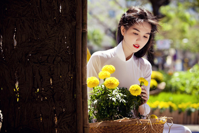 Ngọc Trinh hóa nàng thơ khi mặc áo dài truyền thống 1 Ngọc Trinh hóa nàng thơ khi mặc áo dài truyền thống 1