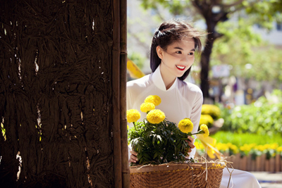 Ngọc Trinh hóa nàng thơ khi mặc áo dài truyền thống 2 Ngọc Trinh hóa nàng thơ khi mặc áo dài truyền thống 2