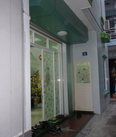 Một phụ nữ đơn th&acirc;n bị đặt m&igrave;n trong nh&agrave; 1